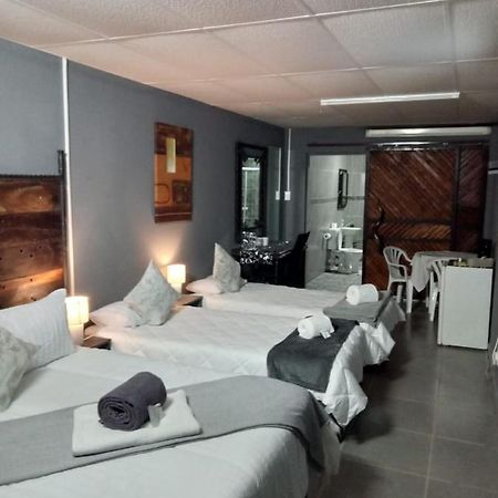 Ay Jay'S Guesthouse Bloemfontein Bagian luar foto