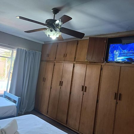 Ay Jay'S Guesthouse Bloemfontein Bagian luar foto