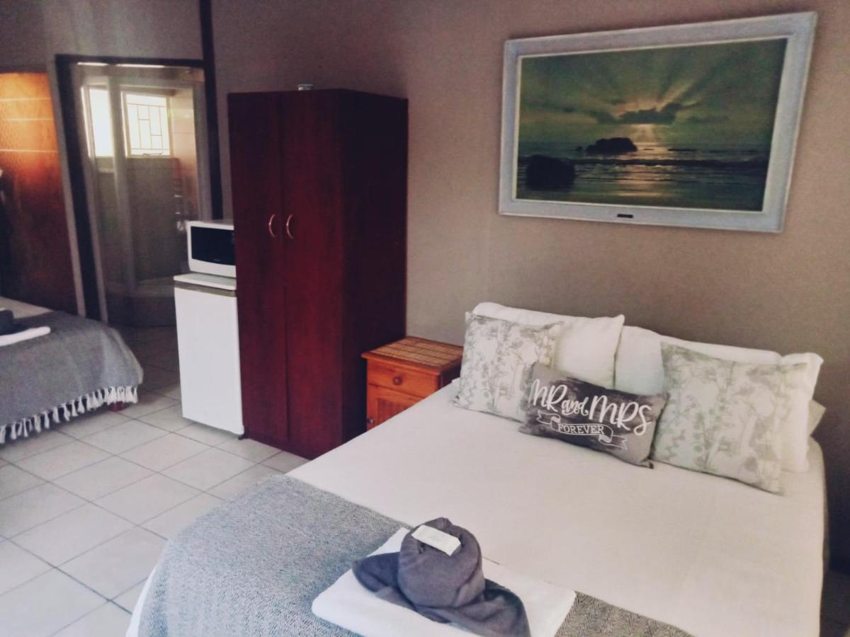 Ay Jay'S Guesthouse Bloemfontein Bagian luar foto