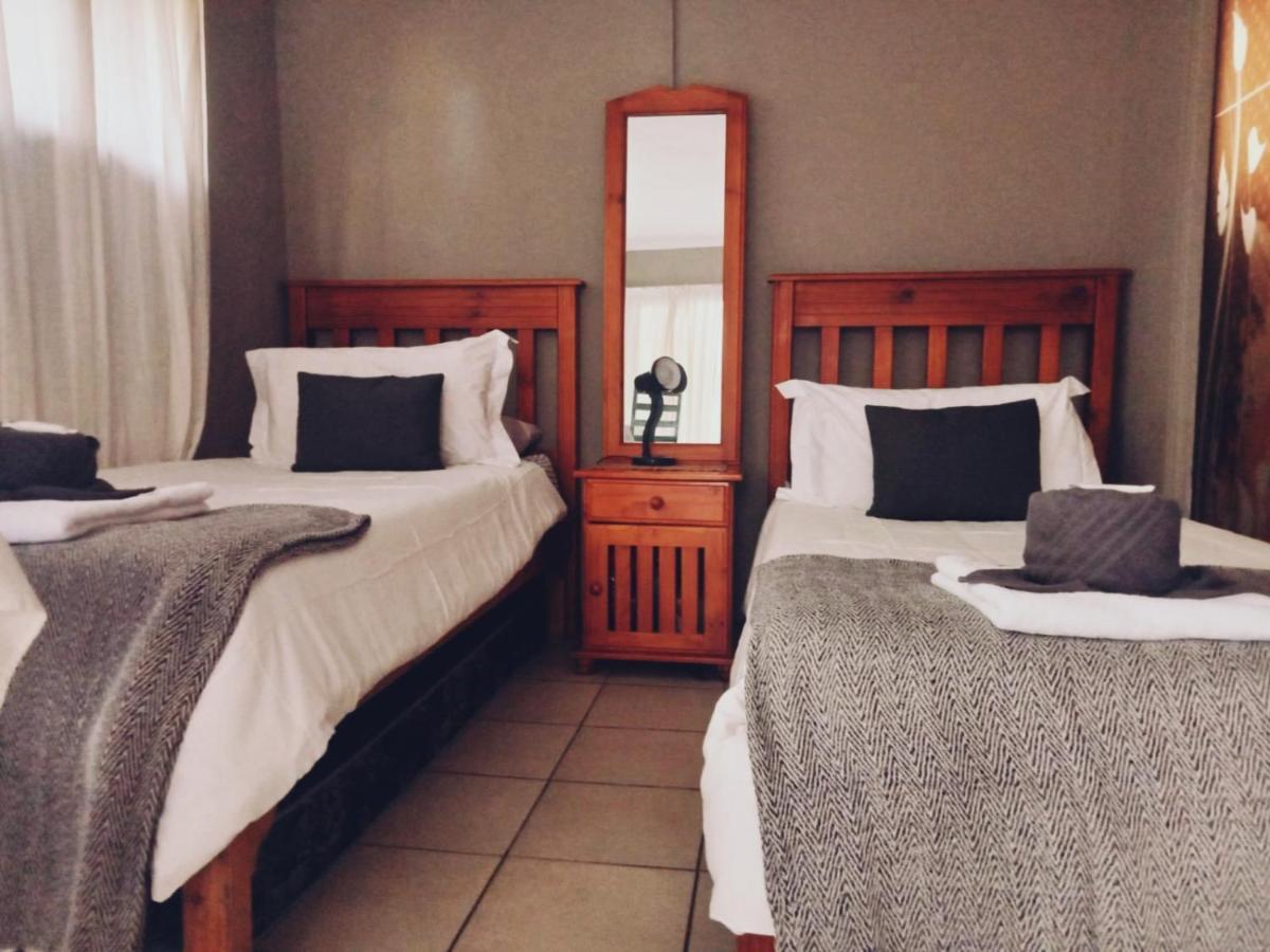 Ay Jay'S Guesthouse Bloemfontein Bagian luar foto