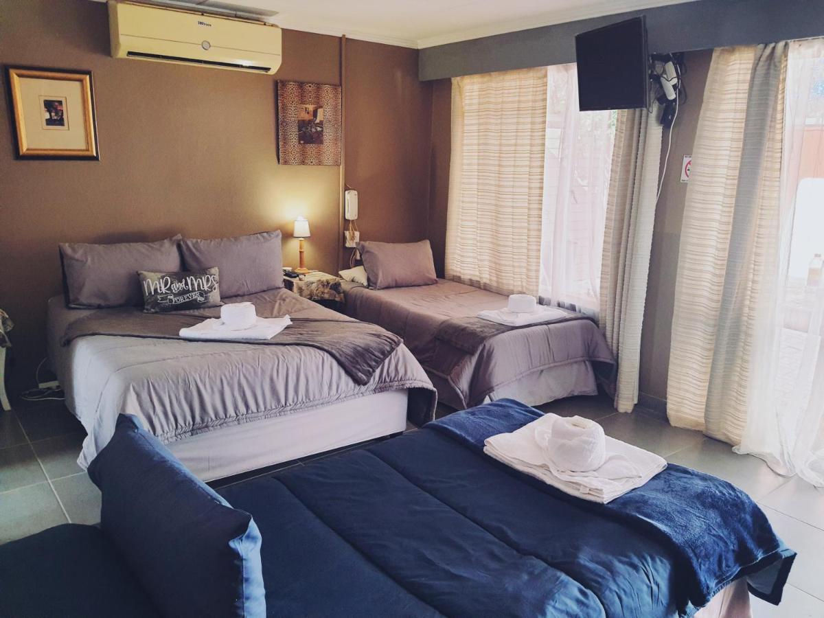 Ay Jay'S Guesthouse Bloemfontein Bagian luar foto