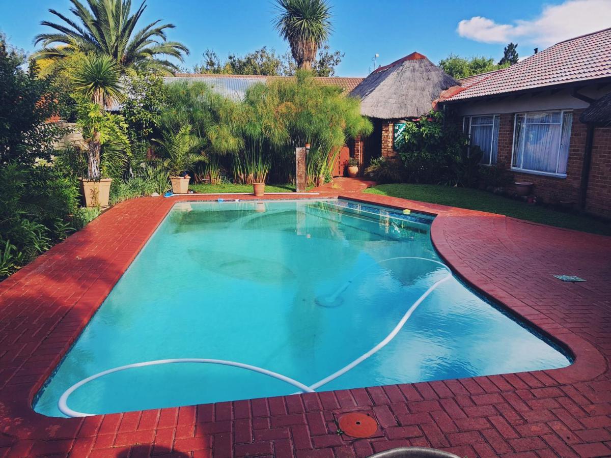 Ay Jay'S Guesthouse Bloemfontein Bagian luar foto