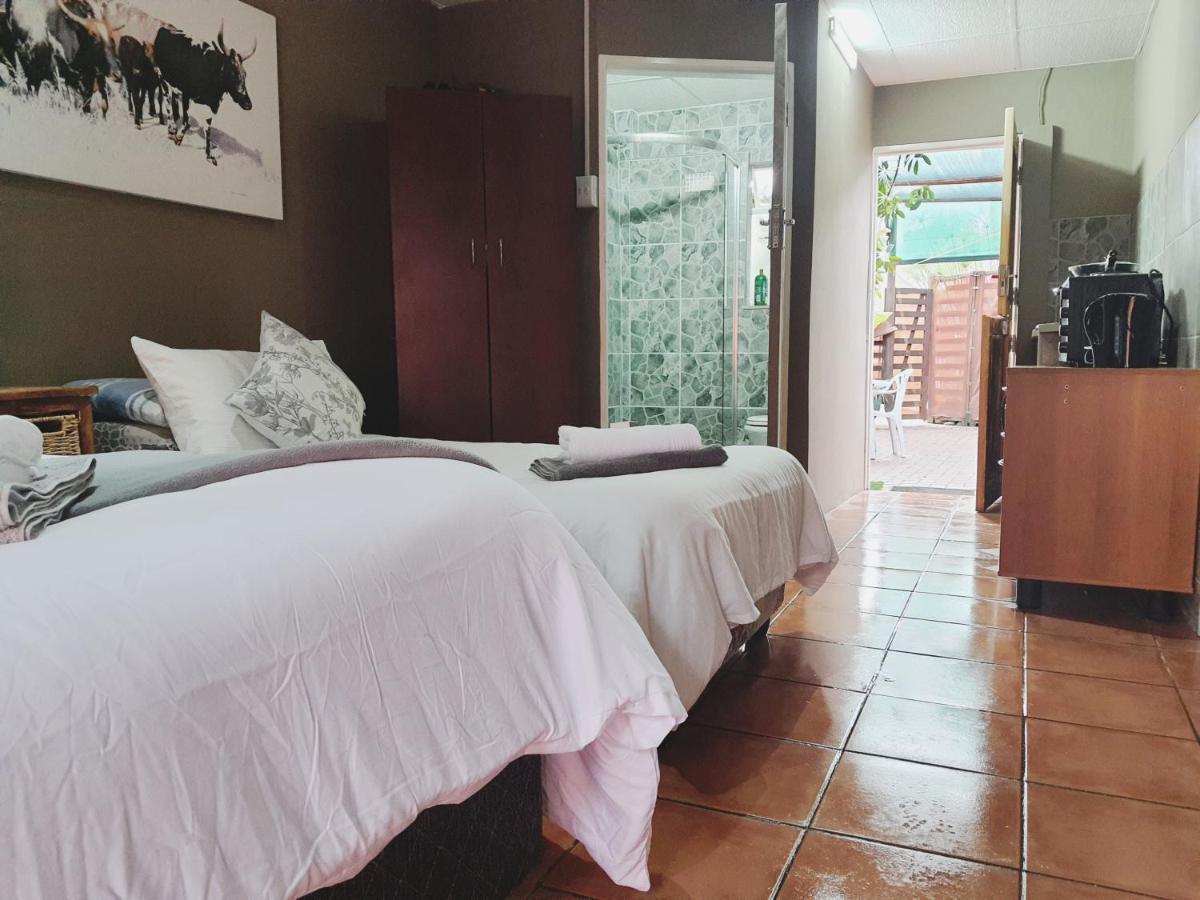 Ay Jay'S Guesthouse Bloemfontein Bagian luar foto