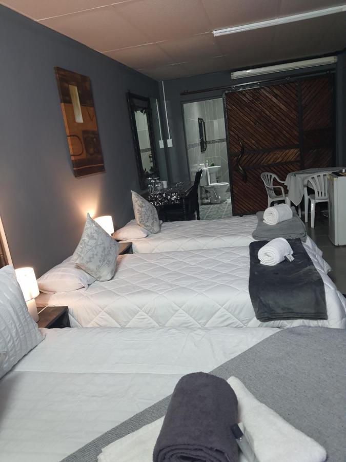 Ay Jay'S Guesthouse Bloemfontein Bagian luar foto