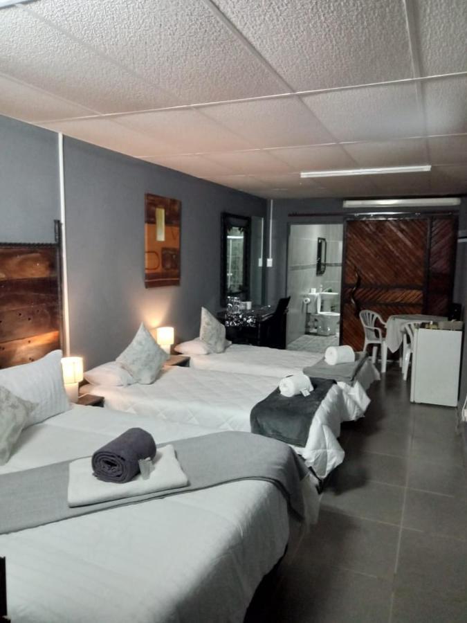 Ay Jay'S Guesthouse Bloemfontein Bagian luar foto