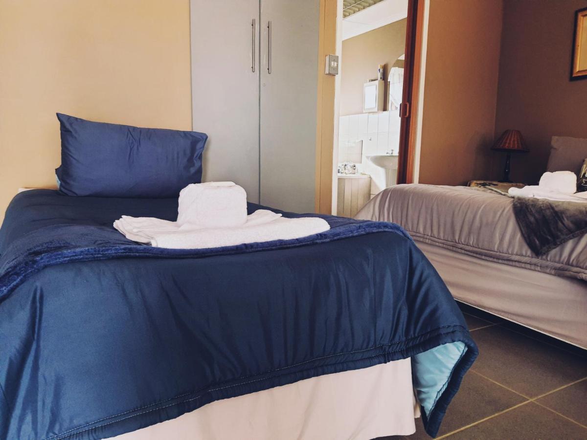 Ay Jay'S Guesthouse Bloemfontein Bagian luar foto