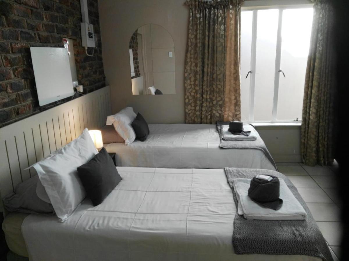 Ay Jay'S Guesthouse Bloemfontein Bagian luar foto