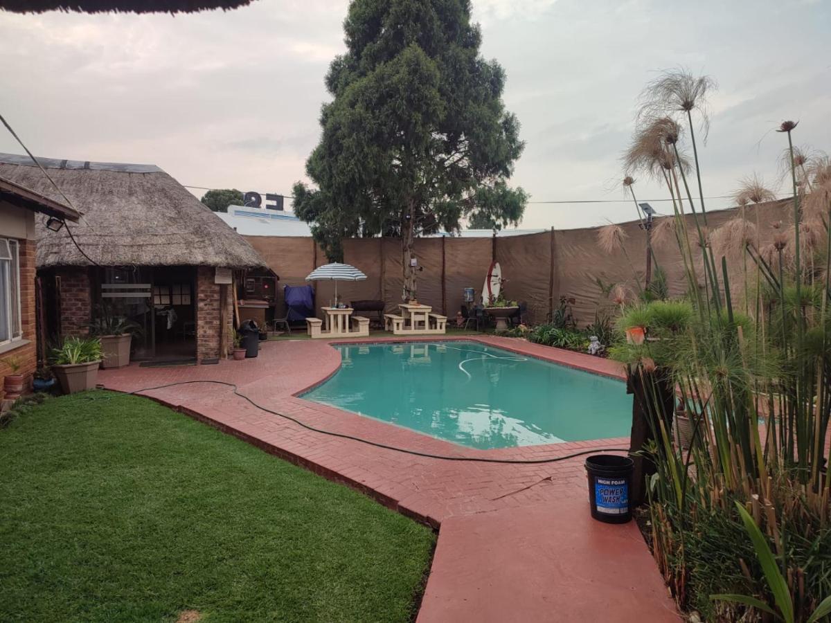 Ay Jay'S Guesthouse Bloemfontein Bagian luar foto