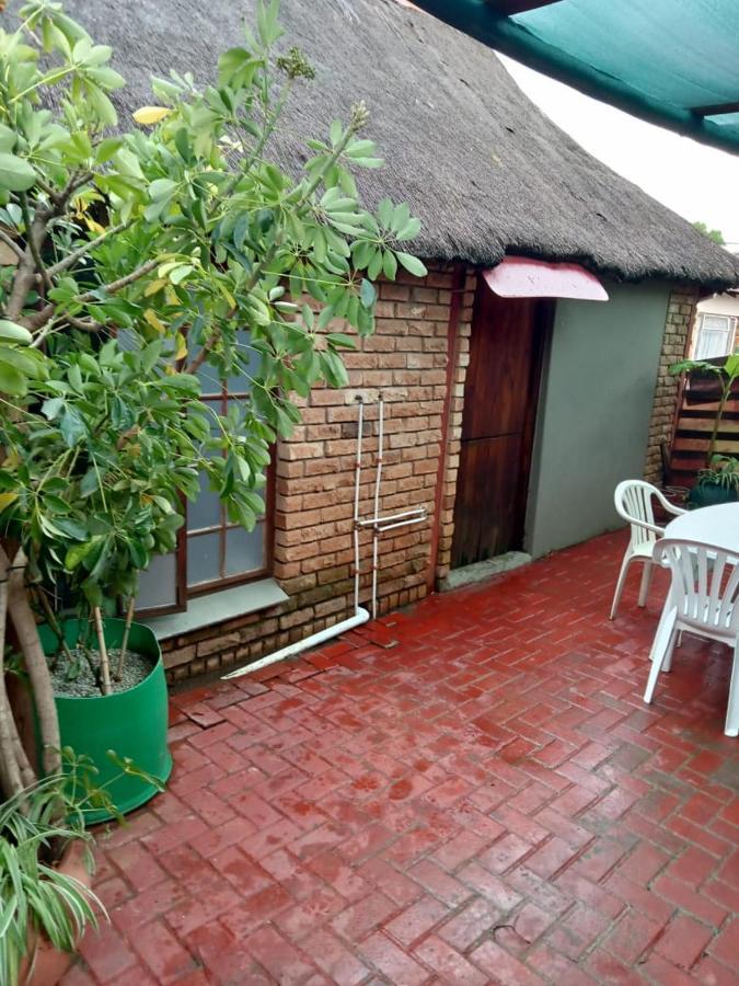 Ay Jay'S Guesthouse Bloemfontein Bagian luar foto