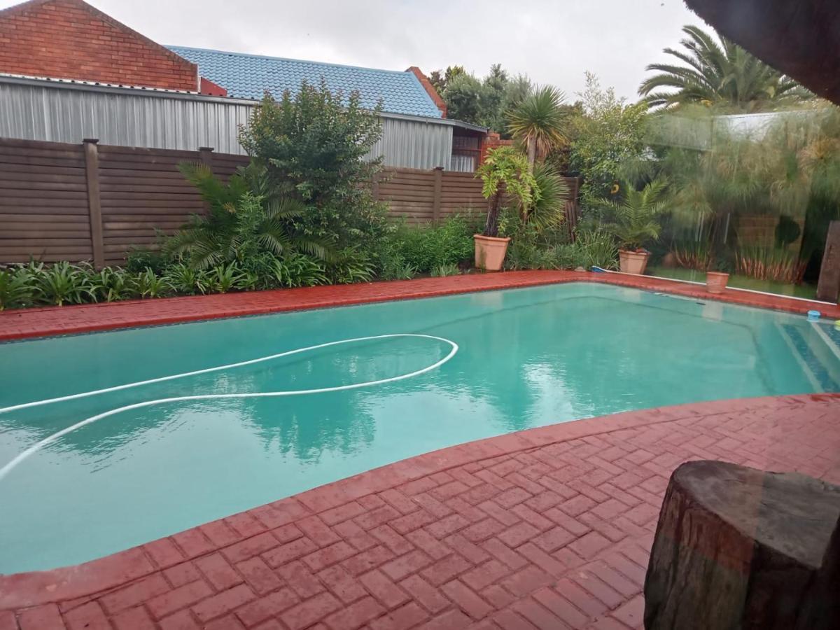 Ay Jay'S Guesthouse Bloemfontein Bagian luar foto