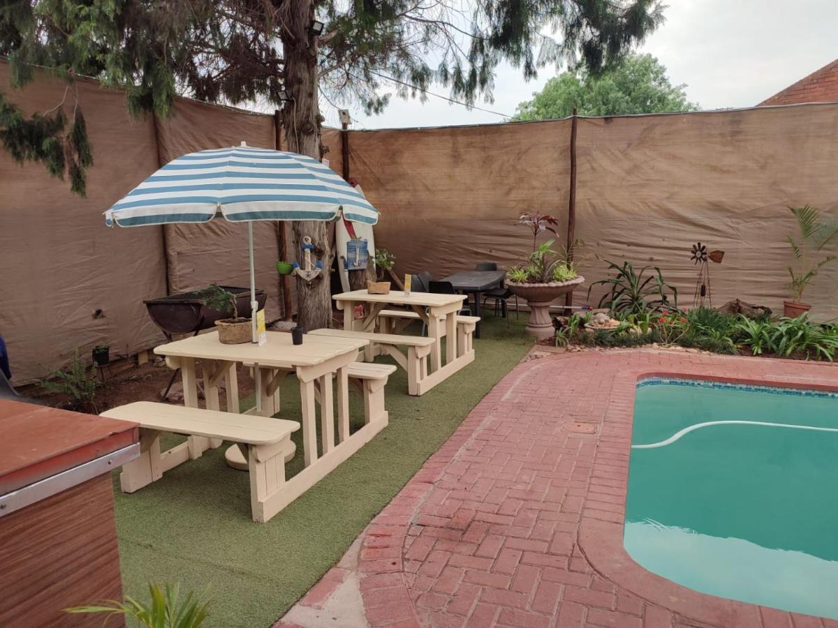 Ay Jay'S Guesthouse Bloemfontein Bagian luar foto