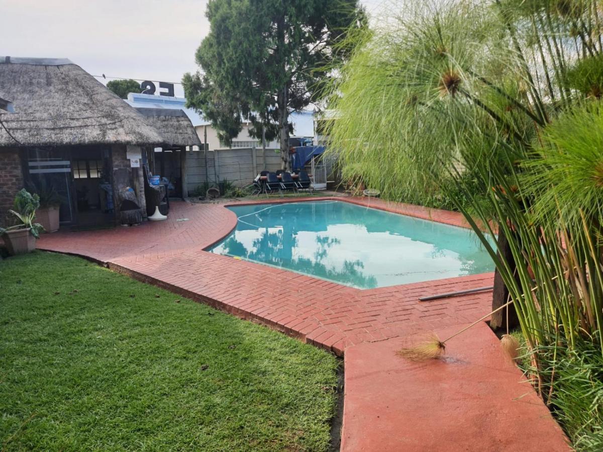 Ay Jay'S Guesthouse Bloemfontein Bagian luar foto