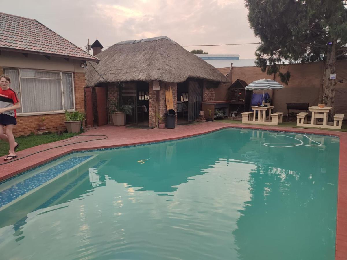 Ay Jay'S Guesthouse Bloemfontein Bagian luar foto