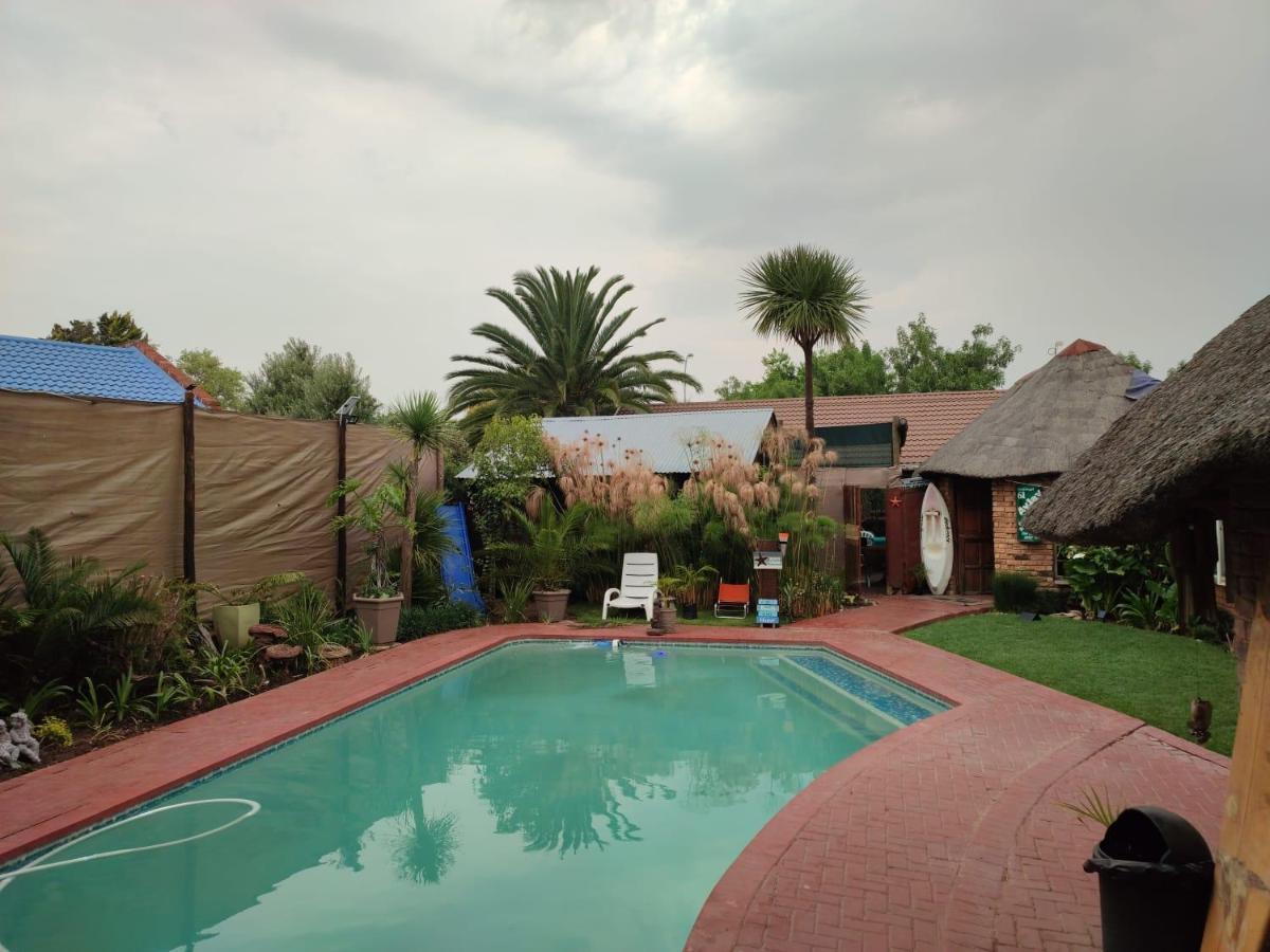 Ay Jay'S Guesthouse Bloemfontein Bagian luar foto