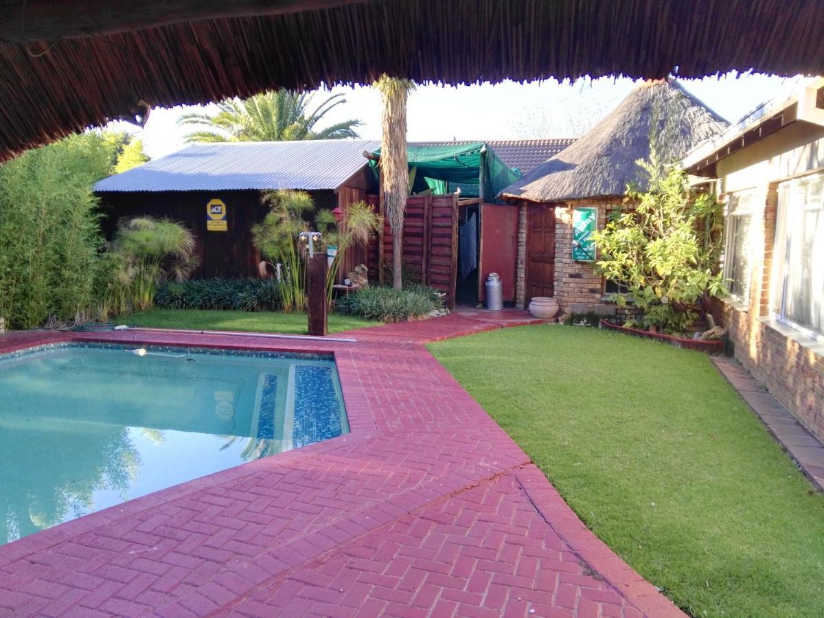 Ay Jay'S Guesthouse Bloemfontein Bagian luar foto