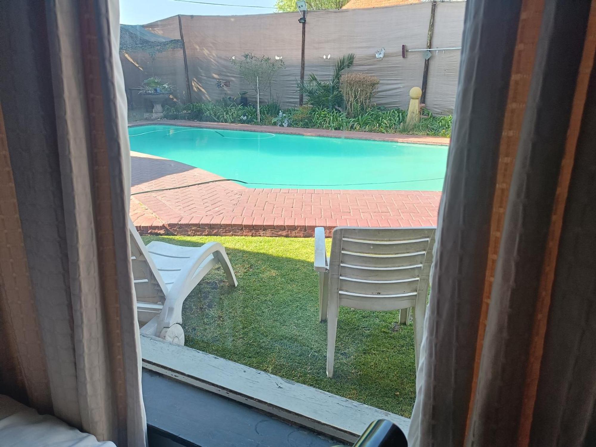 Ay Jay'S Guesthouse Bloemfontein Bagian luar foto