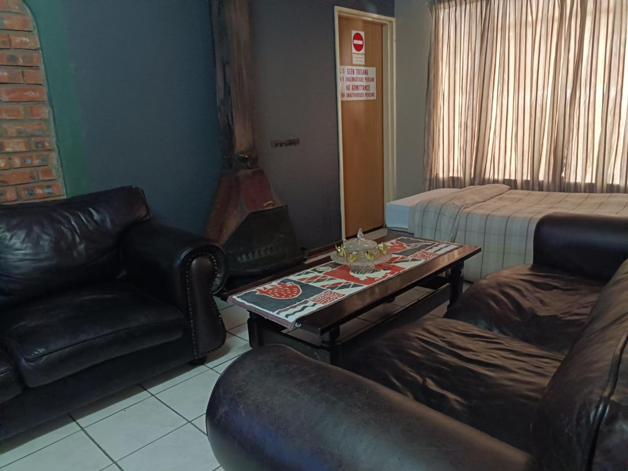 Ay Jay'S Guesthouse Bloemfontein Bagian luar foto