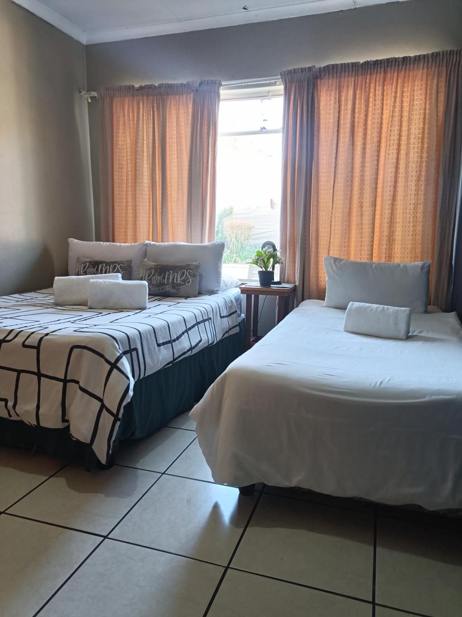 Ay Jay'S Guesthouse Bloemfontein Bagian luar foto